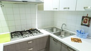 Réfrigérateur, four, tables à manger