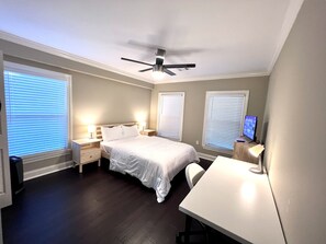 4 عدّة غرف نوم ومكتب وواي فاي مجانًا وملاءات أسرّة