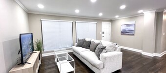 Modern Fresh Remodel 4BR 3Bath 2 En-Suites Super Convenient Sleeps 12 Pets OK!