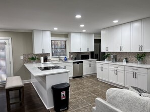 ثلاجة، ميكروويف، فرن، موقد طهي مسطح