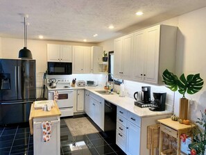 Frigorifero, microonde, forno, piano cottura