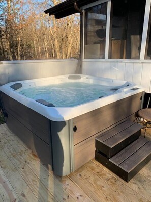Outdoor spa tub