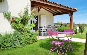 Outdoor dining - Gorgeous home in Saint-Georges (Saint-Georges)