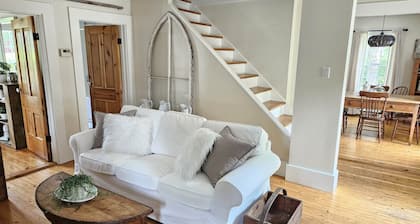 Cozy Cape Located In The Beautiful Seaside Town of Mahone Bay