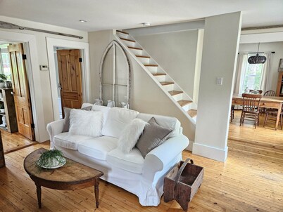 Cozy Cape Located In The Beautiful Seaside Town of Mahone  Bay