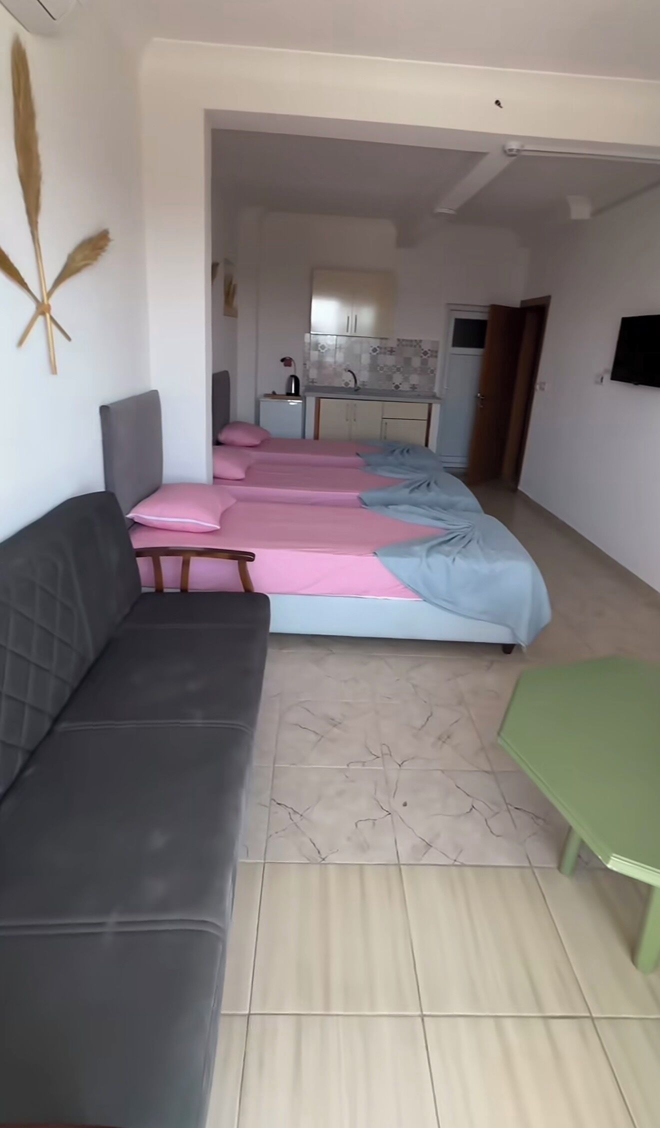 Escritorio, espacio para trabajar con laptop y wifi gratis 