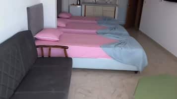 Escritorio, espacio para trabajar con laptop y wifi gratis