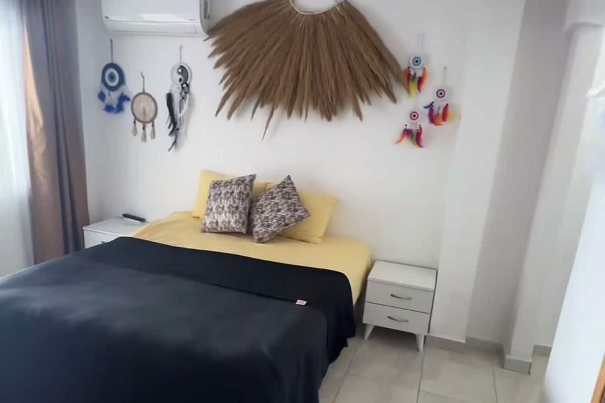 Skrivbord, arbetsyta för laptop och gratis wi-fi