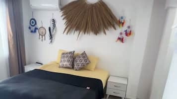 Schreibtisch, laptopgeeigneter Arbeitsplatz, kostenloses WLAN