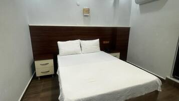 1 bedroom, desk, laptop workspace, free WiFi