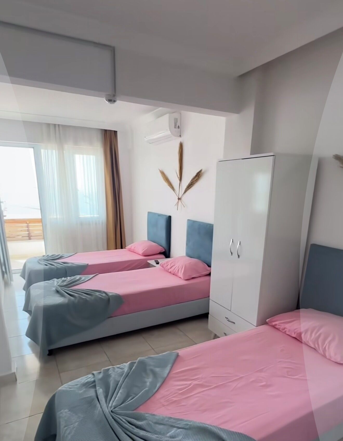 Phòng 3 Elite | Bàn, khu vực làm việc phù hợp cho laptop 