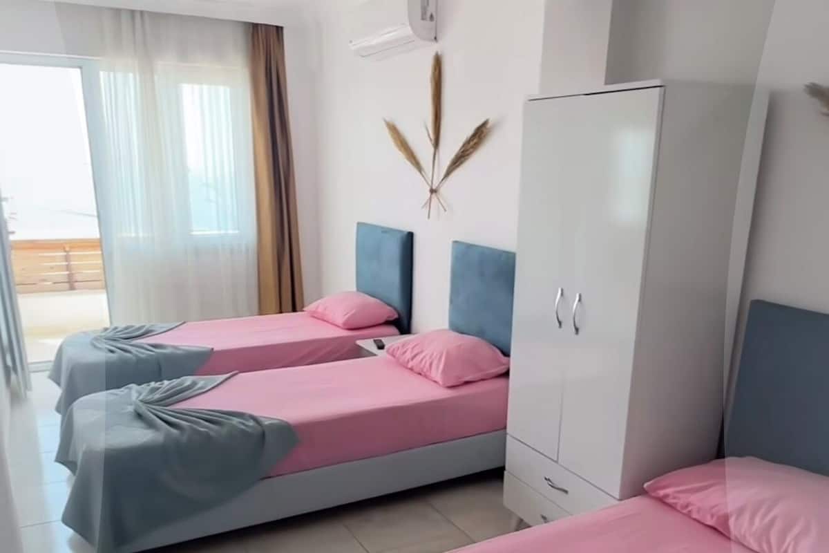 Elite trippelrum | Skrivbord, arbetsyta för laptop och gratis wi-fi