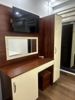 Business Room | Desk, laptop workspace, free WiFi