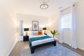 3 bedrooms, desk, iron/ironing board, WiFi - Sovereign Cottage-Parking , Self Check-in  & Wifi (East Orange)