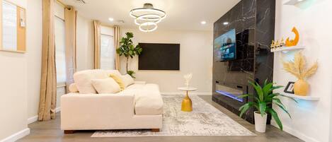 Smart TV, chimenea, futbolito