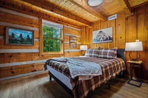 3 bedrooms, desk, iron/ironing board, WiFi (free)