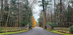 Property grounds - Luxury 3BR Townhome in Private Golf Community (Pocono Pines)