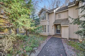 Exterior - Luxury 3BR Townhome in Private Golf Community (Pocono Pines)