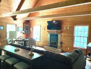 Living area - Rustic cabin on Green Lake (Interlochen)