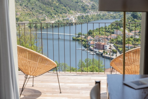 Safe på rommet, skrivebord, blendingsgardiner og wi-fi (inkludert)