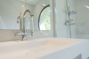 Habitación panorámica doble | Baño | Ducha, artículos de higiene personal gratuitos y secador de pelo