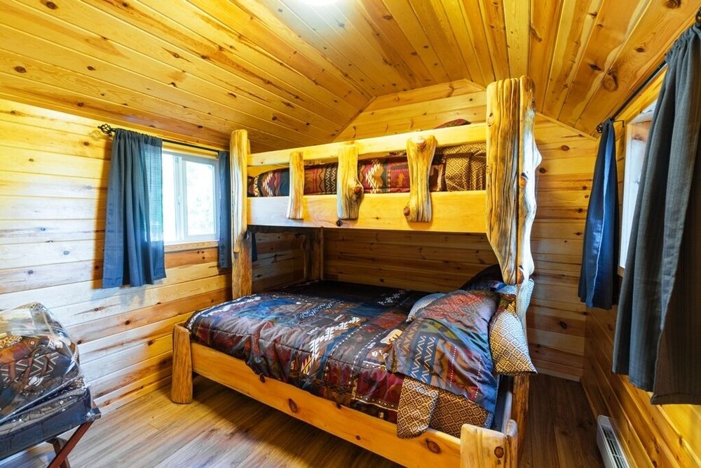 Super Cozy Cabin with Beautiful woodwork Sioux NarrowsNestor Falls