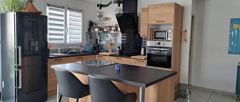 Fridge, oven, dishwasher, cookware/dishes/utensils