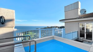 A rooftop pool with a clear view of the ocean. - Pinnacle Point Heritage Villa (Mossel Bay)
