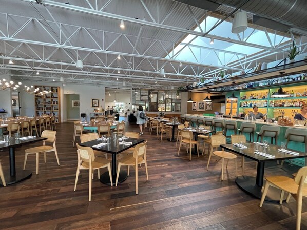 Dining - New House, Downtown Stuart! 10 minutes to Beach. Family & Pet Friendly, Laundry (Stuart)