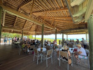 Outdoor dining - New House, Downtown Stuart! 10 minutes to Beach. Family & Pet Friendly, Laundry (Stuart)