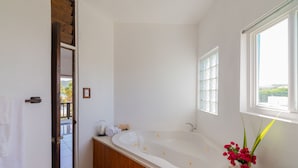 Casa de campo Deluxe | Baño | Amenidades de baño gratuitas, toallas, jabón, shampoo