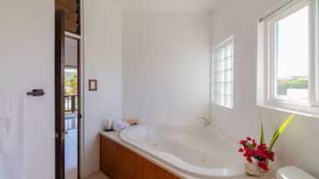 Deluxe Cottage | Bathroom | Free toiletries, towels, soap, shampoo