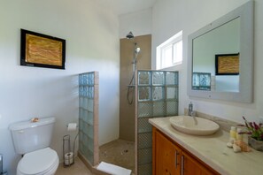 Classic Cottage | Bathroom | Free toiletries, towels, soap, shampoo - D'aqua at Fischers Cove (Virgin Gorda)