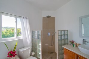 Deluxe-Ferienhaus | Badezimmer | Kostenlose Toilettenartikel, Handtücher, Seife, Shampoo