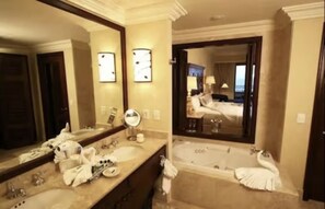 Regadera, tina de hidromasaje, secadora de cabello, toallas