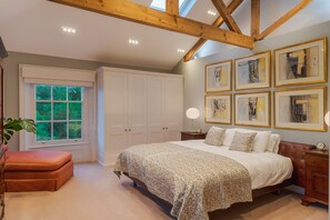 6 bedrooms, iron/ironing board, travel crib, free WiFi