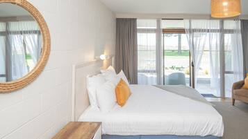 2 kamar tidur, tirai kedap cahaya, dan setrika/meja setrika