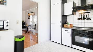 Kühlschrank, Herdplatte, Wasserkocher mit Kaffee-/Teezubehör