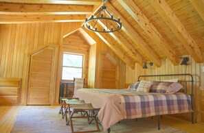 3 bedrooms, in-room safe, desk, iron/ironing board - Cozy Log Cabin Short Drive to Okemo & Killington (Cavendish)