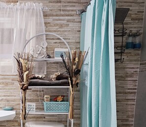 Shower, towels, soap, shampoo - Memories by the Shore - Cozy Oceanview Vacation Home (Negril)