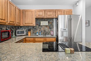 Refrigerador, microondas, horno y parrilla de estufa 