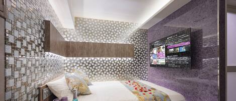 Decoración personalizada, cortinas blackout y sistema de insonorización