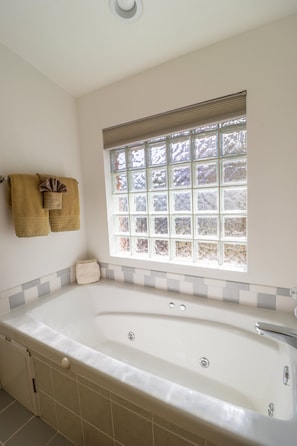 Combined shower/tub, jetted tub, hair dryer, towels