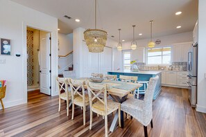 Dining - Private Pool, Golf Cart Included, Boardwalk to Beach (Port Aransas)