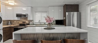 American House. Enjoy your new Lake House. Large Kitchen Island. Sleeps 7.