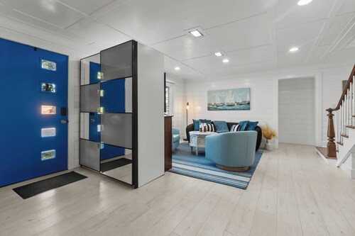 A Ready-to-Feast Home for Your Thanksgiving. Large Kitchen Island. Sleeps 7.