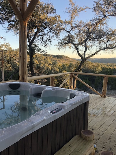 Unique Tilted Treehouse, Private Hot Tub, VIEW on acreage