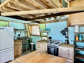 Geladeira, micro-ondas, fogão, cooktop