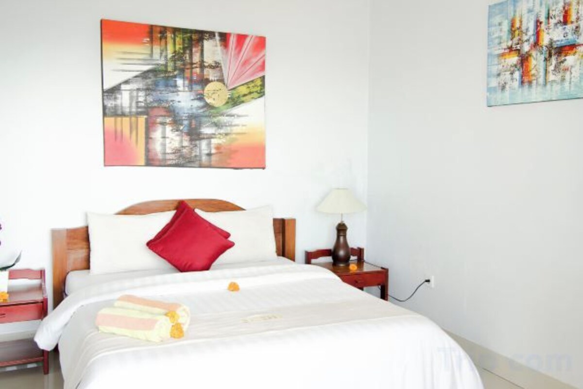 Premium bedding, desk, WiFi (free), individually decorated