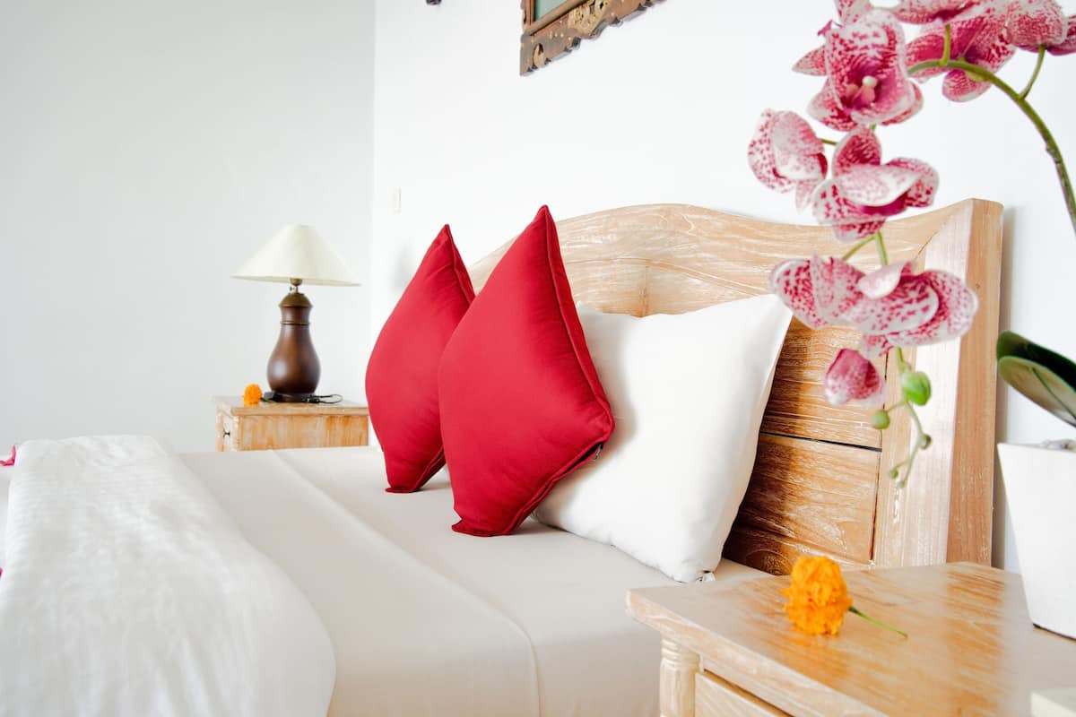 Premium bedding, desk, WiFi (free), individually decorated